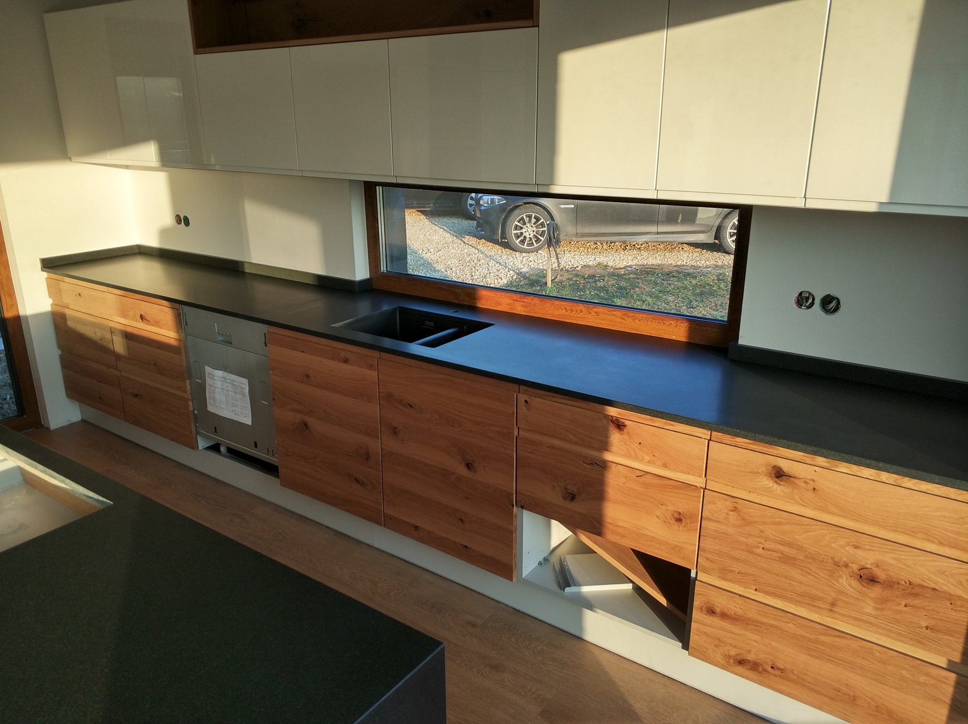 Czarny granitowy blat kuchenny w nowoczesnej aranżacji