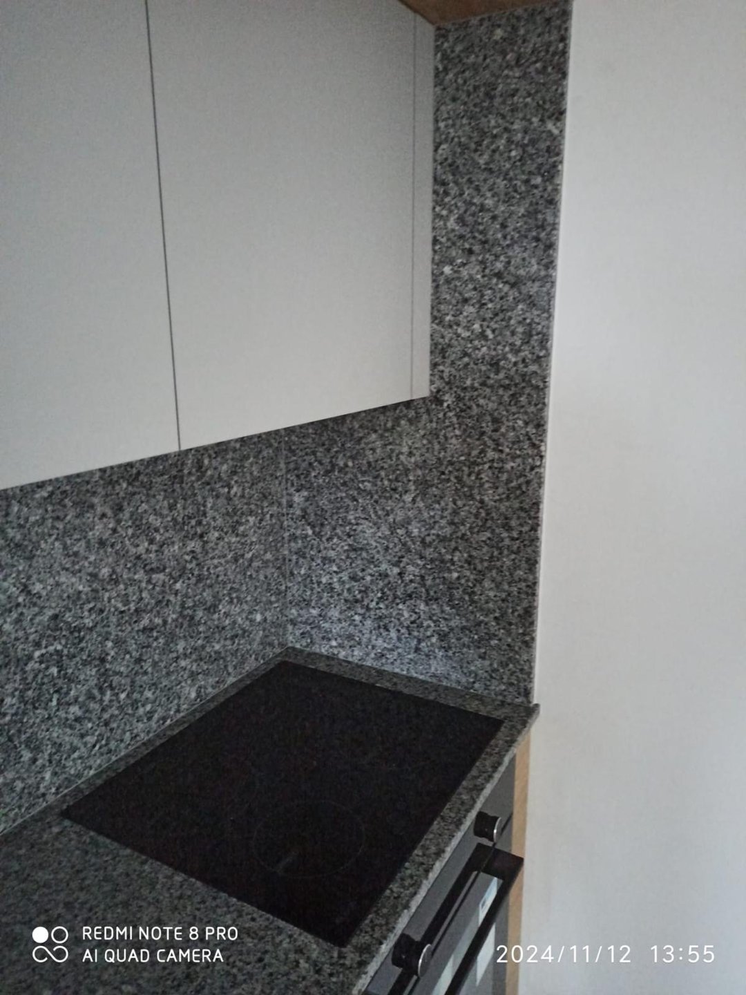 Granitowy blat kuchenny do jasnej kuchni w minimalistycznym stylu