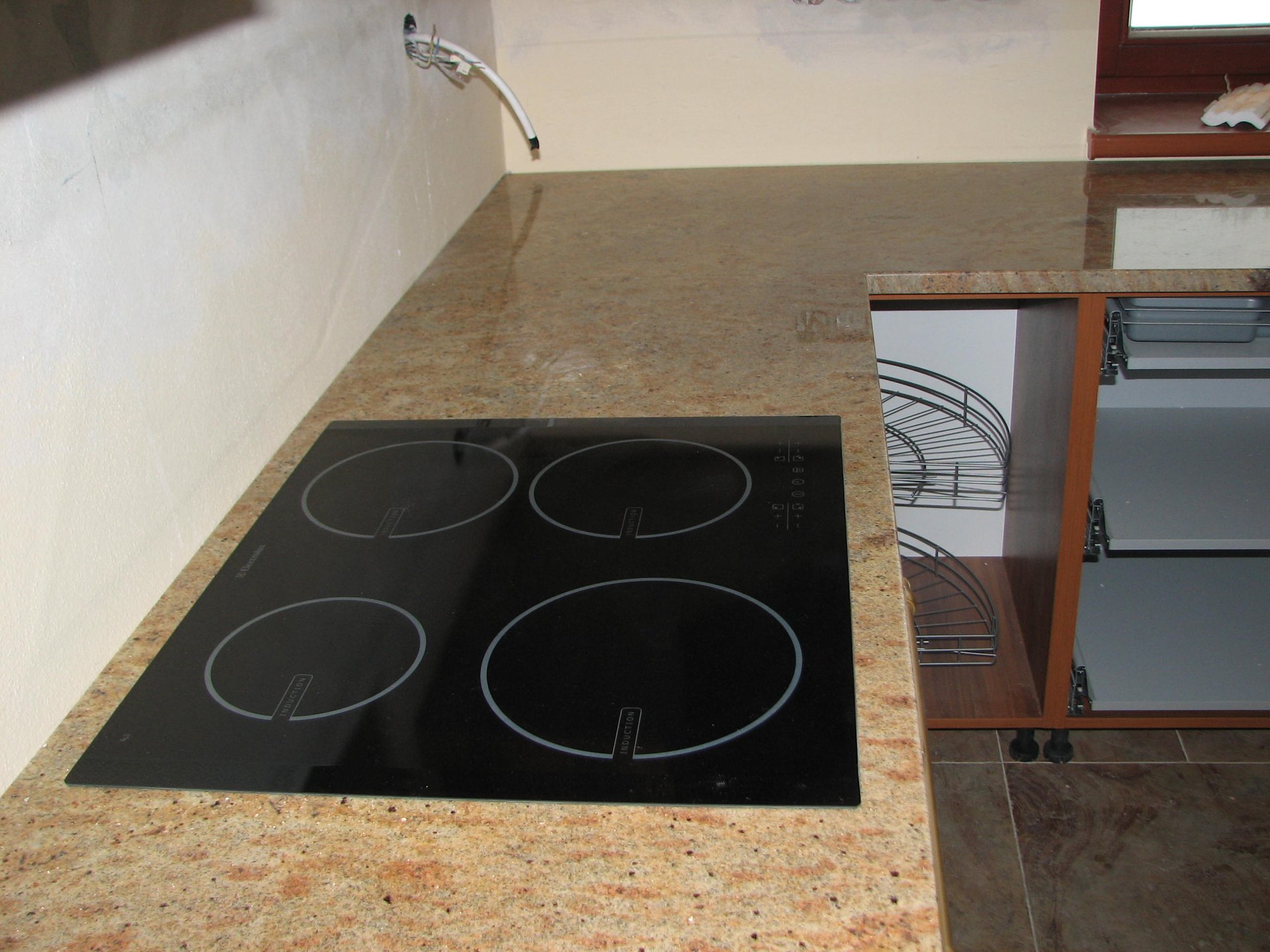 Kremowy marmurowy blat kuchenny w eleganckiej kuchni