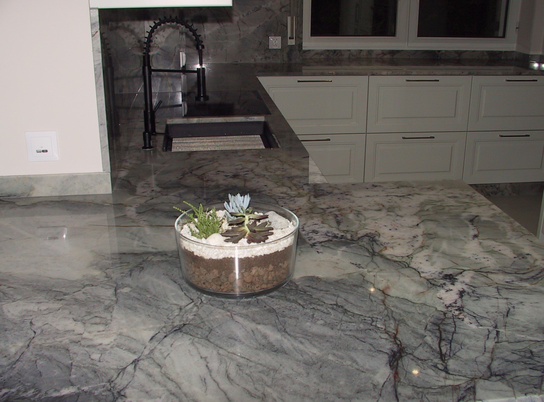 Jasny kwarcytowy blat kuchenny z podwieszanym zlewem