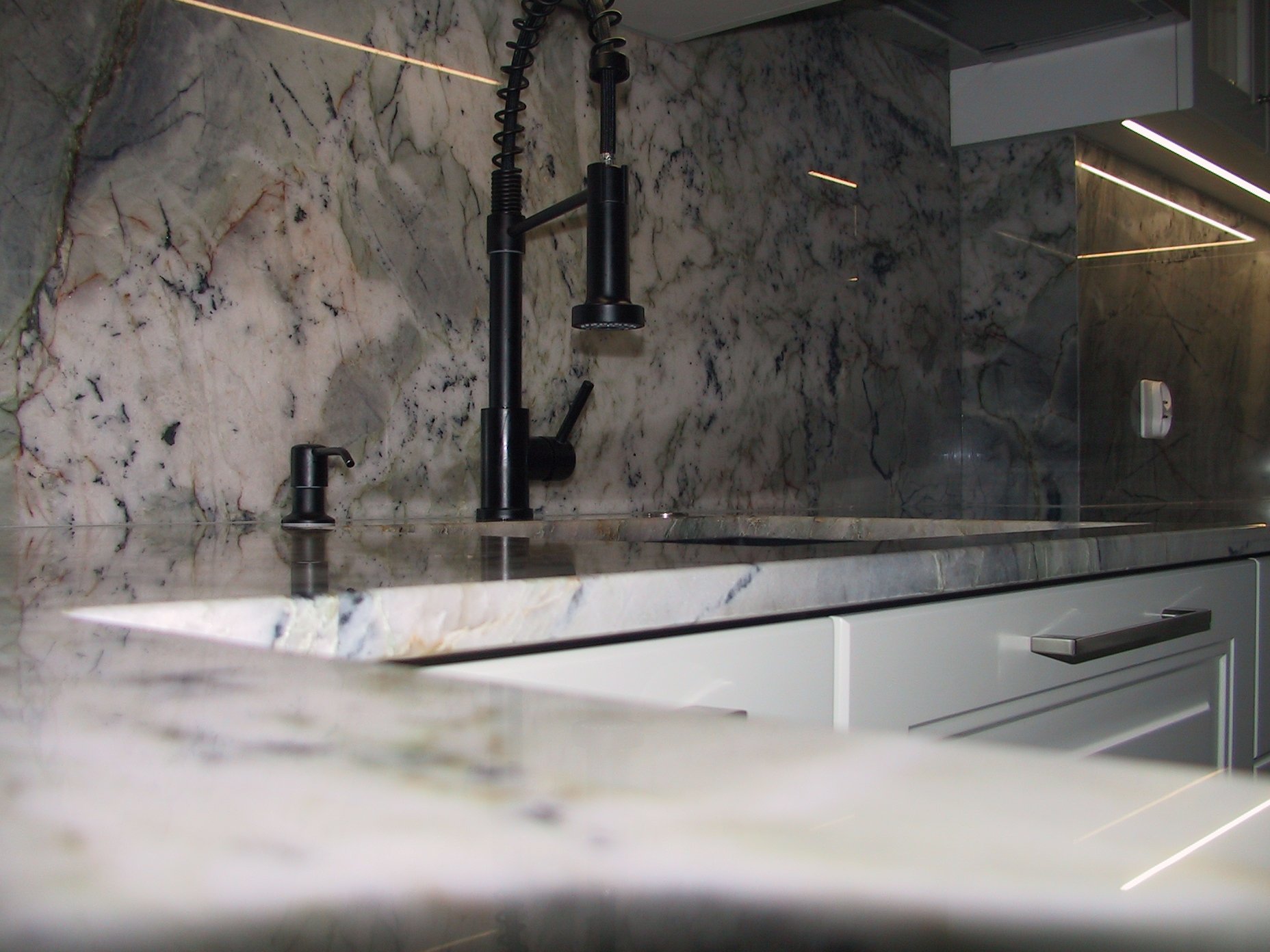 Blat kuchenny z jasnego kwarcytu prezentujący delikatne użylenie kamienia